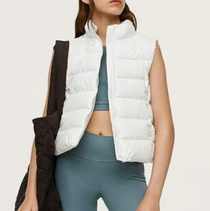 Väst - Säljer en väst som ser likadan ut som på bilden! Jättebra skick och är sparsamt använd! Det står storlek M men passar mig jättebra som har XS/S💕 perfekt till hösten/våren