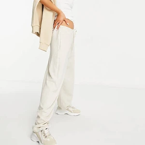 Asos linnebyxor strl 38-42 - Supersnygga beige linnebyxor i dad-modell. Köpta i våras men helt oanvända då de var för stora för mig. Skulle säga att byxorna även passar en strl 40 & 42, beroende på vilken fit man vill ha! De har dragsko i midjan så man kan få knyta rätt tajt. Nypris 349, säljer för 190kr. Kan mötas upp eller frakta, köparen står för fraktkostnaden💕