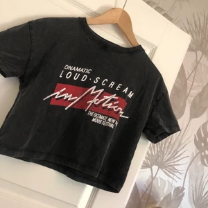 T-shirt från Stay - Köpte denna för cirka tre år sen på Carlings, använd fåtal gånger i perfekt skick. Någorlunda croppad köpare står för frakt. Skriv för fler bilder😊