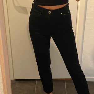 Mom jeans strl 34 - Säljer dessa svarta mom jeans från Gina. I väldigt bra skick. Knappt använda. Köparen står för frakten 🥰