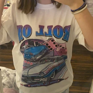 T-shirt  - Säljer en sjukt snygg t-shirt från shein!❤️ Storlek S❤️