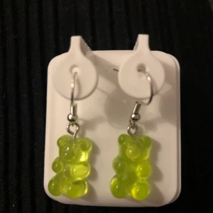 Gummibjörns  örhängen  - Örhängen för 25kr plus frakt kan skicka över hela Sverige hoppas ni är intresserade ✨🌼