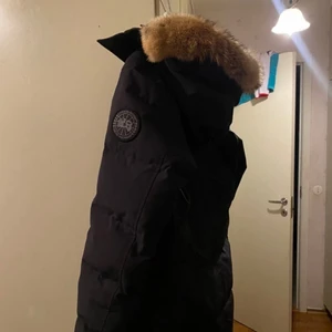 Canada goose blacklaybal - Ny skift köpte den på NK 2020 december månad i storlek M men tyvärr blev den för stor nu efter som jag gått ner i vikt. Kontakta mig för flera bilder.  Pris kan diskuteras.