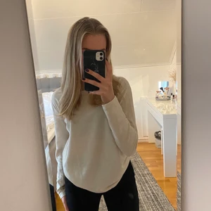 Långärmad T-shirt XS - Säljer denna beiga långärmade t-shirten i storlek XS från bikbok, superfin färg och använd ett fåtal gånger😊
