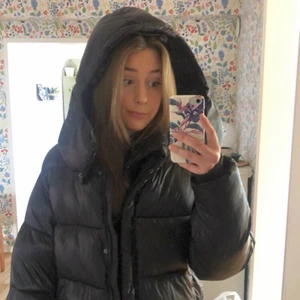 Vinterjacka - Oversized vinterjacka ifrån bikbok, Nypris 1300kr. Hål inuti fickorna men inget som syns 🖤 Skriv privat och buda! Bud just nu 650kr 
