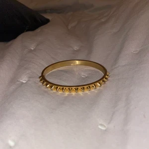 Edblad armband  - Säljer mitt armband från Edblad i storleken M, skulle säga att det är en normal storlek då armbandet är lite större på mig men absolut passar, armbandet har ej några slitage och inköpt i augusti