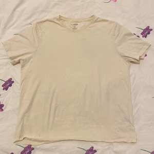 LC Waikiki tröja - En helt basic vitbeige tröja som gåt utmärkt att ha som hemmaplagg eller kombinera med något ute