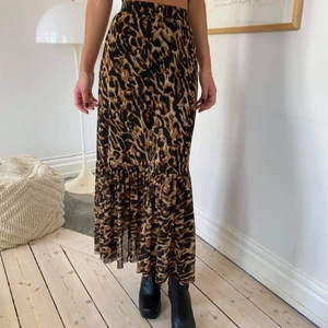 Långkjol från NA-KD i strl XS  - Fin långkjol från NA-KD, fint skick! 