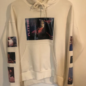 Hoodie - Säljer min vita hoodie med tryck, den är egen gjord trycken och designen har jag gjort, alltså finns det br en sådan här