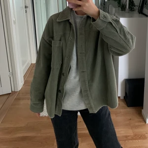 Manchesterjacka  - Mycket fint skick, säljes då den inte kommer till användning 💕 nypris låg på ca 400kr, köpt direkt för 250 eller buda 🥰❤️ storlek M men passar XS/S/M beroende på hur man vill att den ska sitta. Köparen står för frakt