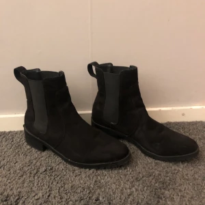 Kort mocka stövlar - Stävlar i mocka från hm , dem har jag använt bara 2 gånger