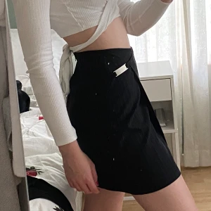 Omlott kjol - Fin omlottkjol som knäpps i sidan med ett silvrigt knäppe. Som nu då jag använt den få gånger Säljer den då den inte kommer till användning. 