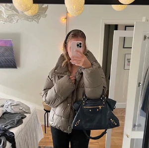 Jacka - Hej! Måste tyvärr sälja vidare denna fina och populära puffjacka från H&M. Köptes här på plick men tyvärr var den för stor. Endast använd fåtal gånger och i storlek M. Hör av er vid frågor❤️❤️❤️ (förra ägarens bilder)