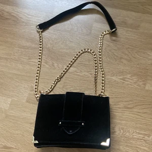 velourväska - Handväska i velour liknande material från Gina Tricot. Gott skick, endast lite damm på den. 