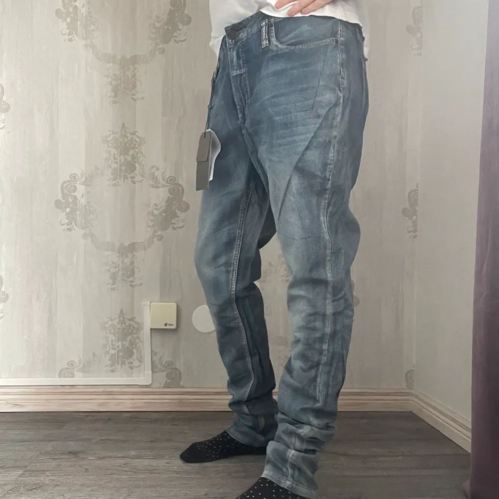 Säljer ett par snygga byxor från Vero Moda. Tunnare & mjukare modell av jeans! Riktigt bekväma men tyvärr lite för stora för mig, även om jag gillar baggystilen det blir på dom då 🤩 Nypris 400kr. Låt utropspris!. Jeans & Byxor.