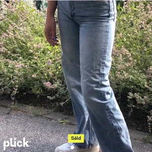 LV jenas  - Skitsnyggga wideleg jenas med LV tyg och även blekt LV på backfickaorna. Lånad bil från henne jag köpte dem av, men byxorna är i bra skick. Skriv om du vill ha fler bilder!! 💗