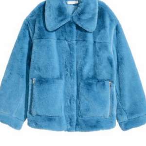 En helt slutsåld blå päls från H&M! Perfekt nu till hösten och vintern! Buda i kommentarerna! ❤️‍🔥
