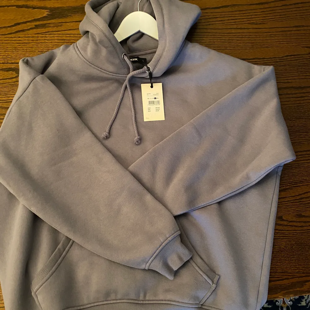 En hoodie från Bik Bok i storlek L, grå/blå/lila färg. Köpt och aldrig använt, prislappen är kvar. Pga lite för stor för min smak, är 162 för referens. Annars fin och bekväm, jättemysigt tyg! . Hoodies.