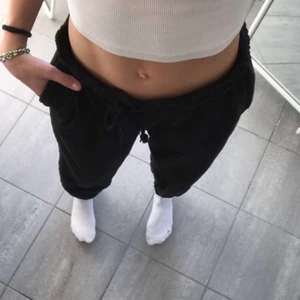 Svarta byxor st XS -   Supersköna svarta mjukisbyxor. Säljer pga att dom är för stora och inte använder dom. Originalpris är 199. Säljer för 59 kr+ frakt 📦 