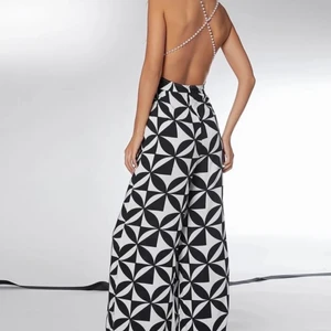 Byxdress - Säljer min nya byxdress då sen tyvärr inte går över mina lår :( helt ny, strlS! Kan tyvärr inte visa någon bild med den på, då den som sagt inte går på! Pärlorna som medföljer är sjölva rygg”snöret”! Superfin verkligen! 