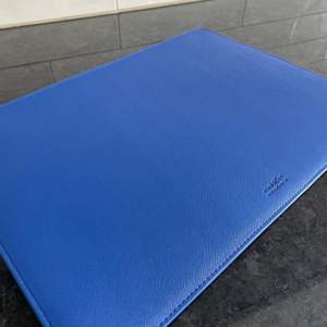 säljer mitt helt nya datorfodral från holdit i färgen royal blue, 16cm 😇