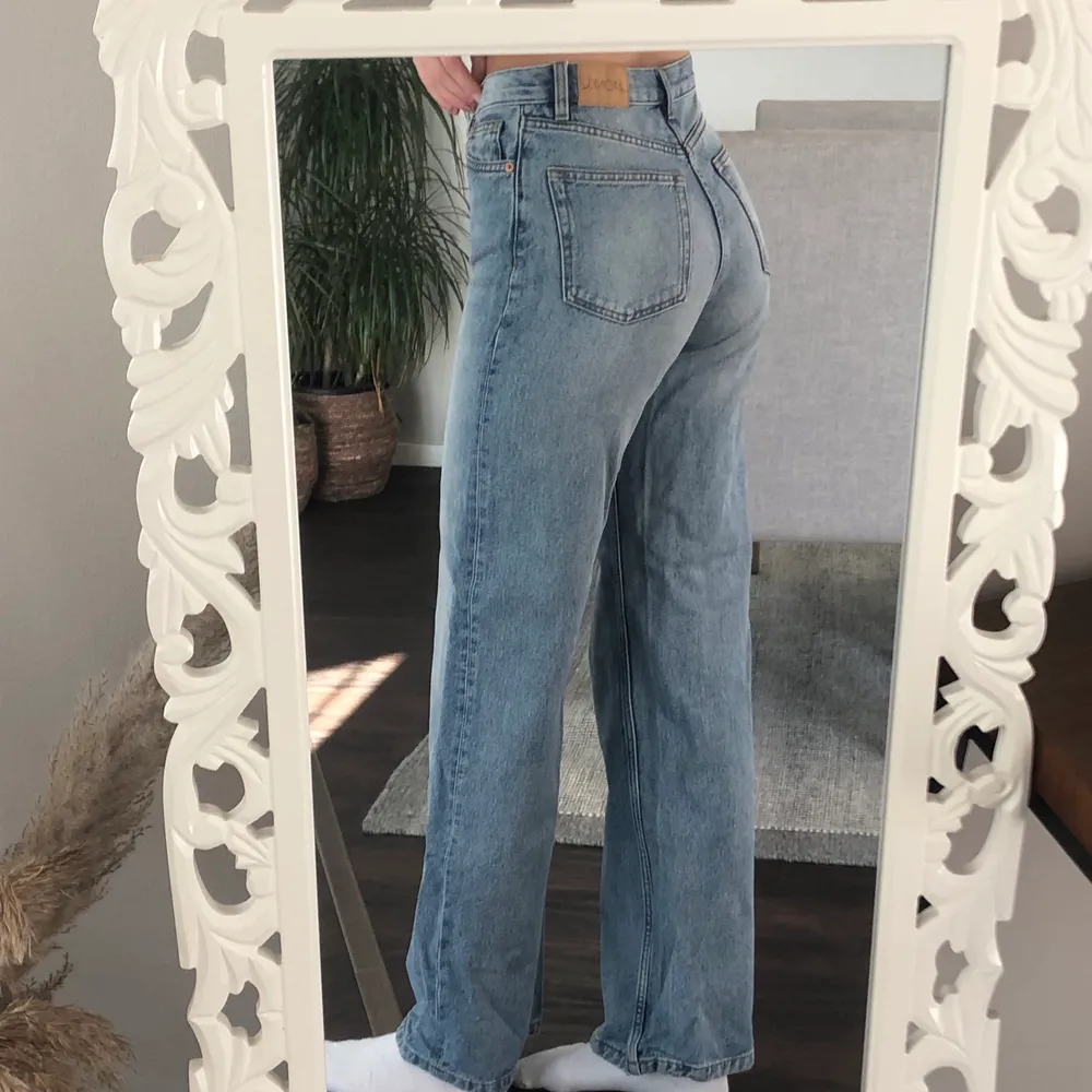 Säljer mina blåa monki jeans i storlek 26 pågrund av att jag har två lika dana, super bra skick. Passar mig i längden som är 172cm. Jeans & Byxor.