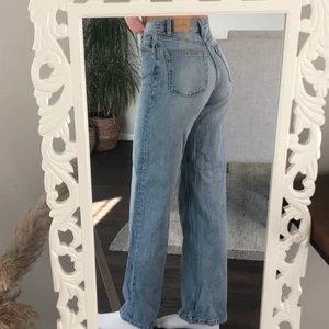 Monki jeans - Säljer mina blåa monki jeans i storlek 26 pågrund av att jag har två lika dana, super bra skick. Passar mig i längden som är 172cm