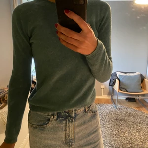 Otrolig kashmir tröja  - Så fin kashmir tröja i grön/turkos/blå färg. Tröjan är 100% kashmir. Storlek S men kan även passa Xs-M beroende på hur man vill att den ska sitta. Väldigt bra skick, knappt några noppor alls och skulle säga att denna är mjukare än mina andra kashmir plagg. Kan gå ner i pris vid snabb affär.
