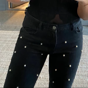 NAKD jeans med pärlor - Har ett litet uppskrap vid knät. Men syns knappt. Är i storlek 40 men är absolut som en 36-38
