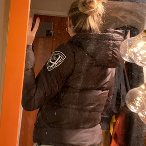 D.Brand jacka i storlek S - Säljer denna ursnygga jacka nu inför vintern då den ej kommer till användning. Använd ett par fåtal gånger och helt felfri! Inköpt för 2 år sedan för 1899kr :)