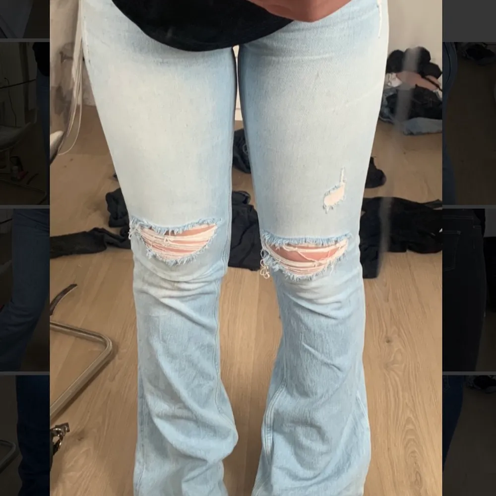 Säljer dessa ljusblå utsvängda jeans med hål och slitningar vid knäna. Dem har använts två gånger och dem är i bra skick. Jag köpte dem på Zara för 400 kr. Byxorna är långa/bra längd då dem passar mig som är 172 cm.. Jeans & Byxor.