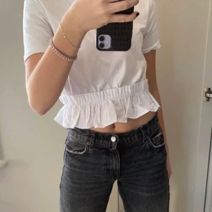 Zara t shirt - T-shirt från zara som inte kommer tillanvänding😃lånade bilder men skriv så skickar jag egna också