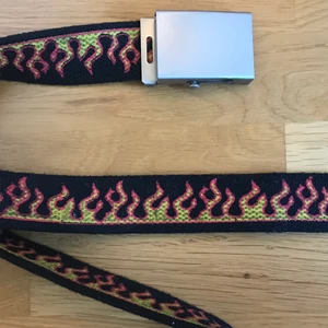 Bälte med flames - Coolt bälte i Y2k/90-talsstil. Adjustable storlek. Köpt på Plick - jag har aldrig använt. Frakt tillkommer 🌹