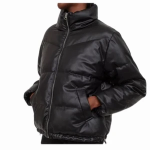 Vinterjacka - Fett snygg vinterjacka, använd förra vintern men bra skick! 