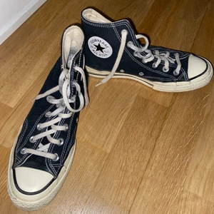 Jättefina chuck 70s - Fina klassiska converse storlek 39. Är rena o fina men tecken på användning. Behöver nytt kärleksfullt hem