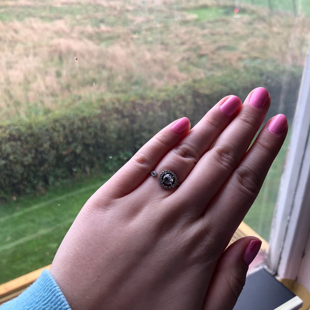 Säljer denna silvriga ring från Lily and rosé som du själv kan justera storleken på🌸 säljes för 140kr med frakt då ordinarie pris är 299kr. Accessoarer.