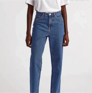 Straight-jeans - Säljer mina raka jeans från Lindex. Råkade köpa fel storlek så har ingen användning av dem. Helt nytt skick. Ordinarie pris; 399