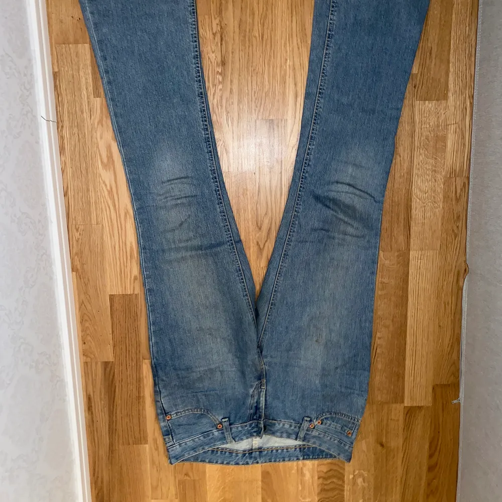 Säljer dessa as snygga Levis jeansen som är extremt bra skick och väldigt sparsamt använda köptes för 1150kr av min mamma för ett par år sedan och Levis storlekar 30-34 motsvarar ca 36/38/40 beridne på önskad längd och passform skriv privat elr buda i kommentarer!. Jeans & Byxor.