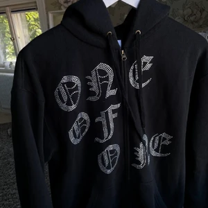 One of one hoodie - ❗️Lägger ut igen då jag är säker på att jag vill sälja.. Alla stenar är kvar och tröjan är sparsamt använd, skriv privat om du vill ha fler bilder🖤säljer direkt för 1200kr+frakt (priset kan diskuteras vid en snabb affär)