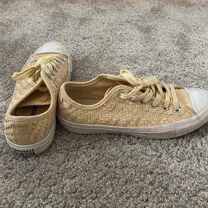 Converse sneakers - Ett par gula converse i toppenskick, använda max 5 gånger. Köparen står för frakt! ☺️