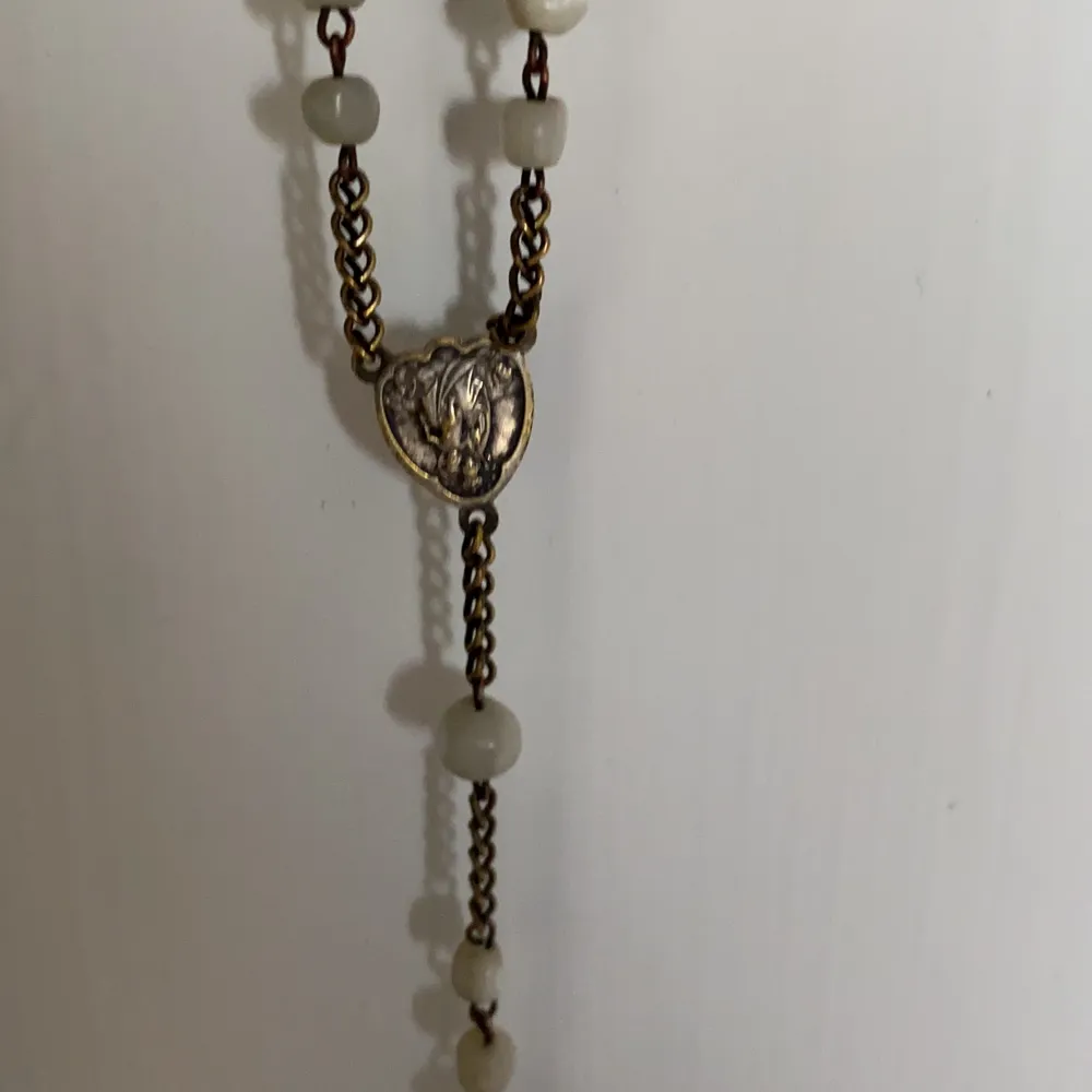 INTRESSEKOLL!! på detta urcoola halsband men ett kors på! Älskar detta halsband men jag säljer det för att jag har för många! Inga problem vad jag vet, men massa saker kan hända när den postas! Står inte för postens slarv.. Accessoarer.