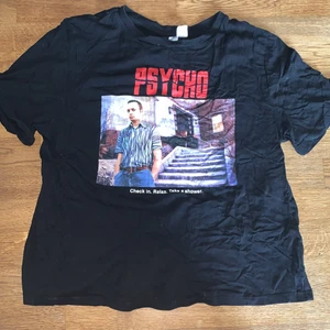 Häftig t-shirt i M/S  - Bra skick andvänd få tal gånger. + 35 kr frakt 