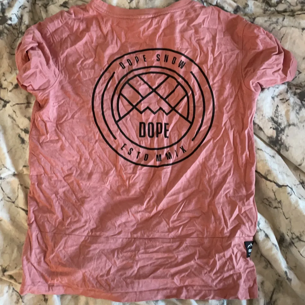 En ljusrosa dope t-shirt i Stl 36 väldigt fint skick. 100kr+ frakt. T-shirts.