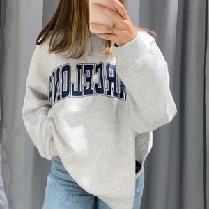 grå sweetshirt - grå sweatshirt från hm. storlek XL men jag är vanligtvis en S
