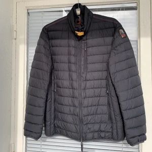Parajumpers jacka  - Parajumpers jacka, herrmodell. Inga skavanker eller dylikt.  Givetvis äkta. Nypris ca: 4000kr. Strl: XL