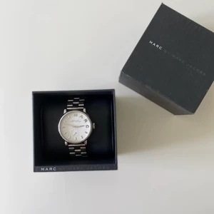 Silvrig Marc Jacobs klocka - Superfin, stilren Marc Jacobs klocka i stål. Bra skick!🌸 Får med värdehandlingen med kvitto och äkthetsbevis. Går att justera men dessvärre har jag inte kvar verktygen för det eller tillägg, men går att gå till en smyckesbutik för att minska den i storlek om man behöver. Kan mötas upp i Göteborgs området eller posta, köparen står då för fraktkostnaden🌸🌸💞