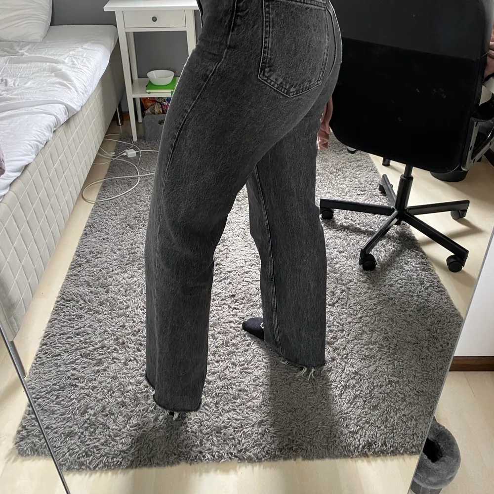 Zara 90s full lenght jeans i grå melerade/svart i ett bra skick. Strolek 38. Jag är 171cm lång.  Frakt kostnad tillkommer 66kr postnord spårbart paket :)  . Jeans & Byxor.