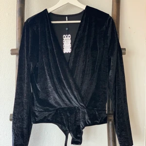 Body pieces st XL - Svart sammetsbody ej använd bara testad