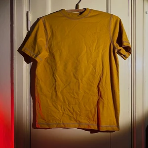 T-shirt ifrån eytys - Gul supersnygg tisha från eytys, den har svarta kontrastsömmar och högre krage <3