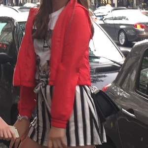 Röd jacka  - Röd tunnare jacka köpt i Paris för några år sedan, bilden är även tagen där. 